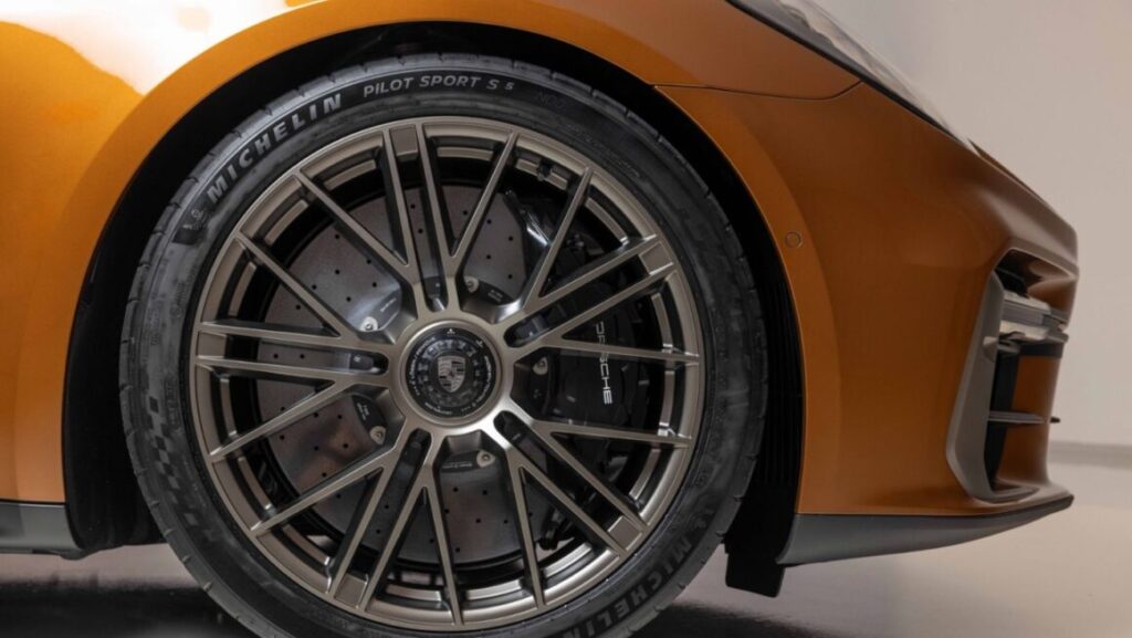 Panamera Turbo E-Hybrid's 21-inch wheels